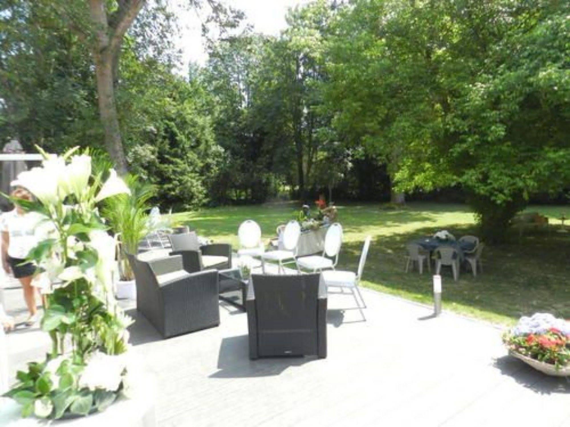 Domaine De La Palle Pontgibaud Esterno foto