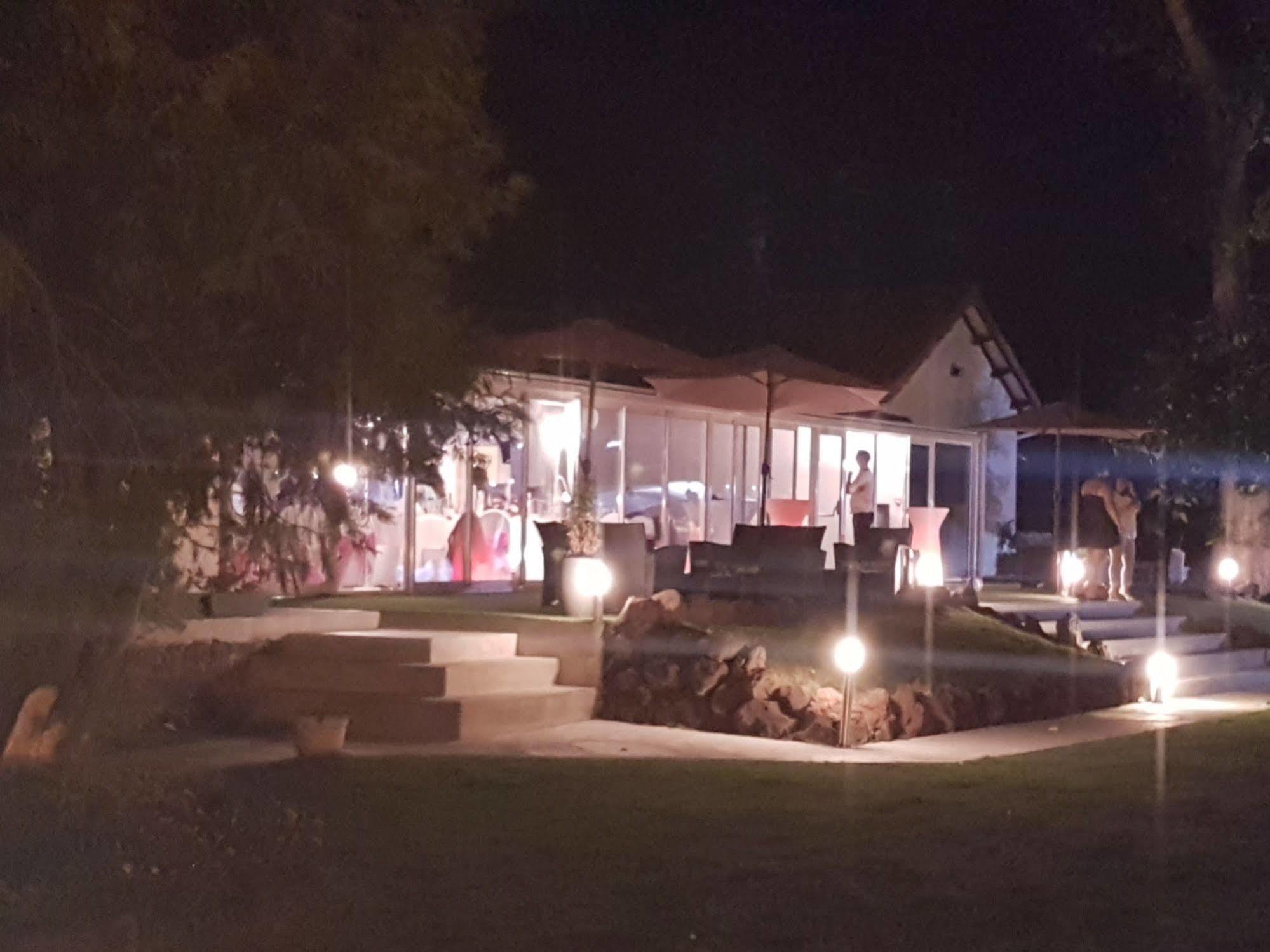 Domaine De La Palle Pontgibaud Esterno foto
