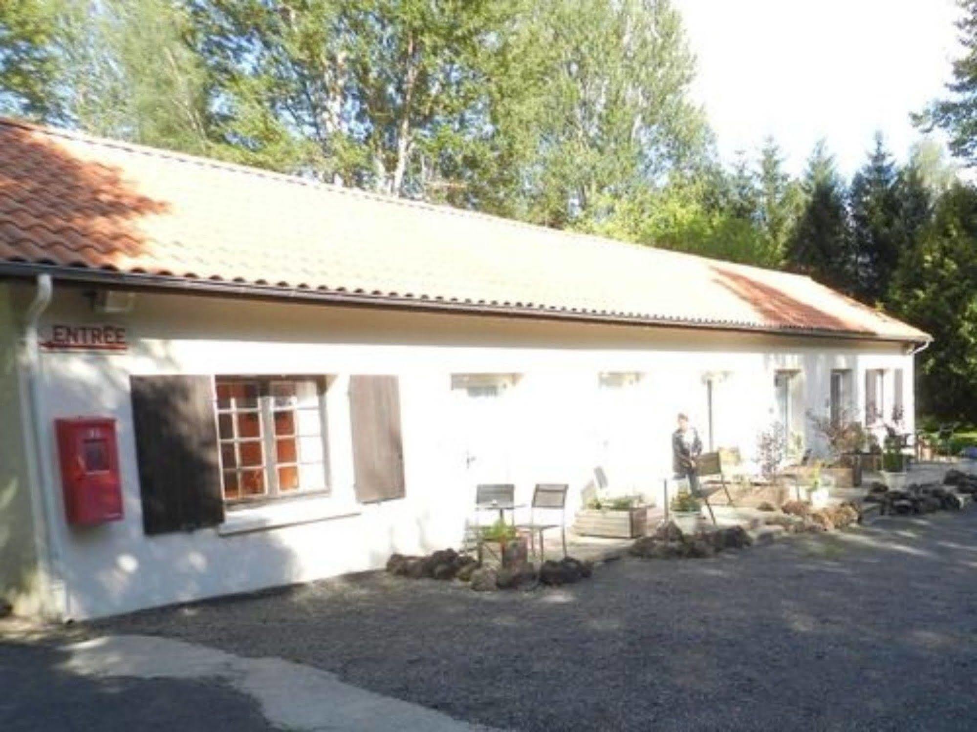 Domaine De La Palle Pontgibaud Esterno foto